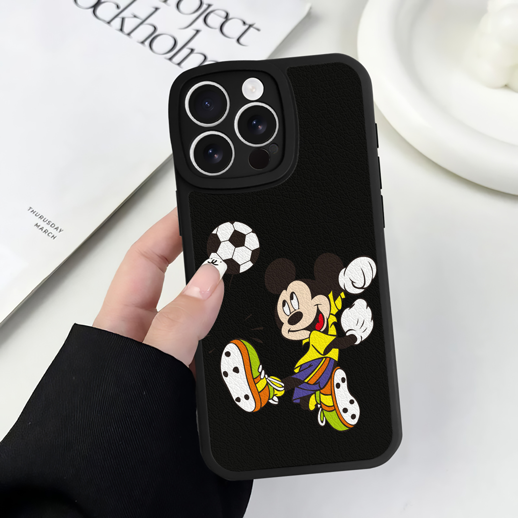 （画像用） ミッキーマウス Mickey Mouse 【iPhone 16シリーズ対応】シリコンスマホケース（レザー調） 材質：シリコン